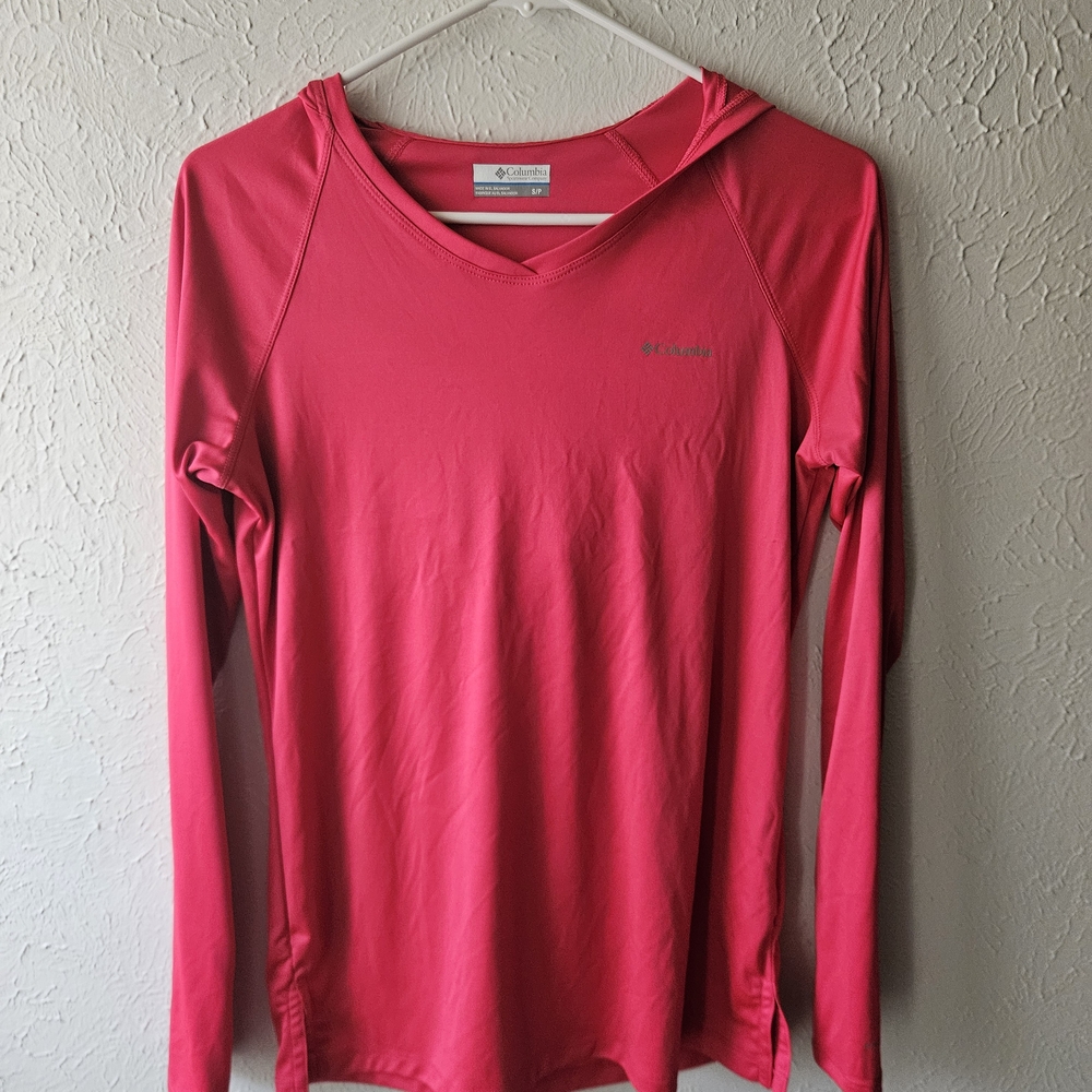 Columbia Women’s Long-Sleeve Pink Hooded  Long Sleeve Workout Top